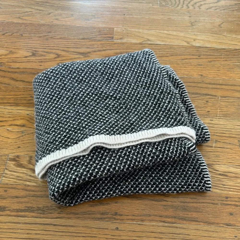 Banana Republic Italian Yarn Scarf Merino Wool Cashmere Alpaca Black White 33